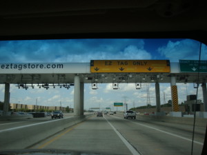 收费站 300x225 - 美国高速公路收费吗？怎么收？