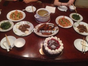 a8a11ba9jw1ekpwe7xczxj20m80godik 300x224 - 赴美生子的孕妈在美国过生日晚餐好丰盛