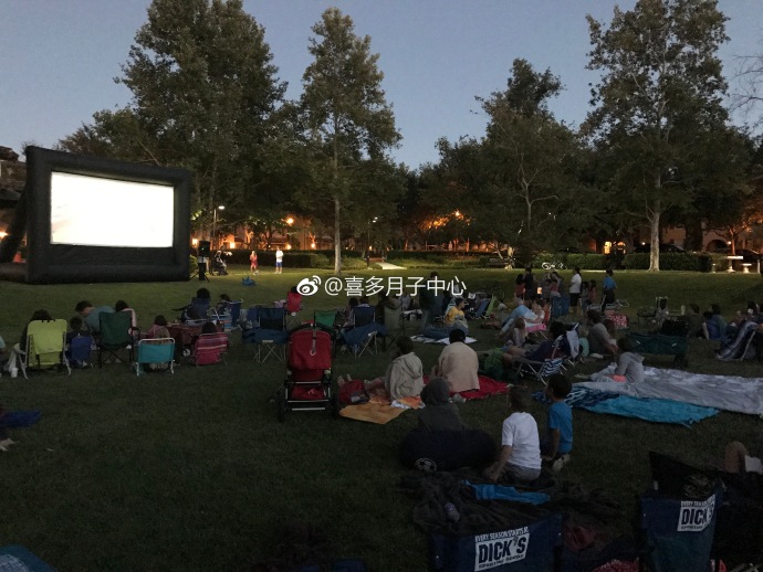 dccfaa77gy1fgpocr73vzj23402c0kjm - 赴美生子的妈妈们在美国观看露天电影