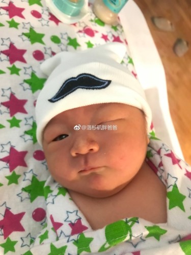 a8a11ba9gy1fm2dwzl8u6j22c0340qv5 375x500 - 去美国做试管婴儿和人工授精有哪些区别