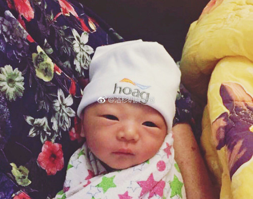 a8a11ba9gy1fmbjz1979ej20yi0r7b29 500x394 - 患有子宫性不孕的客人备孕4年无果做美国试管婴儿产下男婴