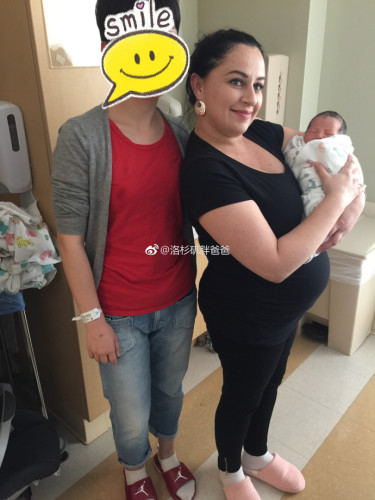 a8a11ba9gy1fmdybww5a9j21w02ioqv8 375x500 - 美国代孕妈妈到月子中心看望代孕宝宝